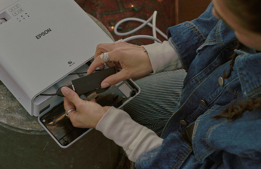 PROJEKTOR EPSON EF-100W złącza bezpieczeństwo przekątna