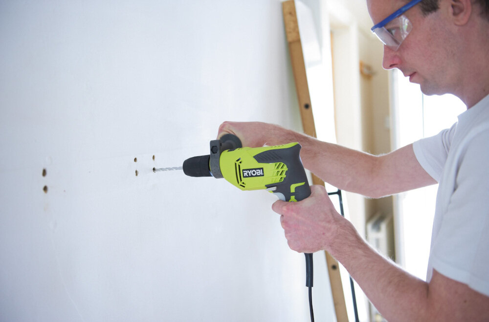 Wiertarka udarowa RYOBI RPD500-G regulacja prędkości obrotów w prawo i lewo pełna kontrola nad urządzeniem bezkluczykowy uchwy średnica trzpienia w stali do 13 mm w betonie do 13 mm w drewnie do 25 mm