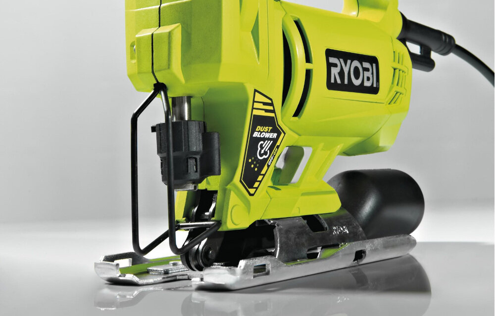 Wyrzynarka RYOBI RJS720-G obsługuje brzeszczoty typu T z pojedynczym wybrzuszeniem po obu stronach brzeszczotu brzeszczot nie poszarpie krawędzi nie zostawi nierówności na powierzchni prowadniaca Line Assist