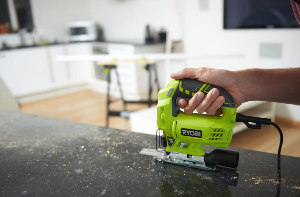 Wyrzynarka RYOBI RJS720-G miękki uchwyt antypoślizgowy materiał ergonomiczna rękojeść kompaktowy kształt