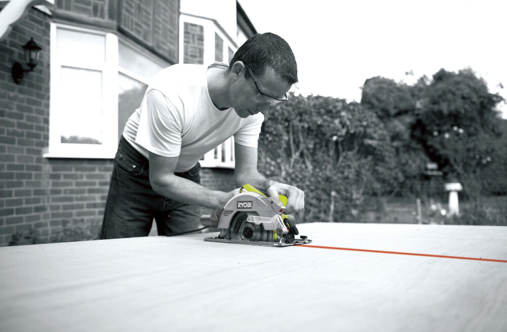 Pilarka tarczowa RYOBI RCS1600-PG wysokiej klasy urządzenie do profesjonalnych i amatorskich prac remontowych precyzja niezawodność silnik o wysokiej mocy