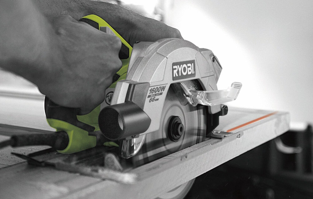 Pilarka tarczowa RYOBI RCS1600-PG imponująca głębokość cięcia do 66 mm pod kątem 90 stopni 55 mm pod kątem 45 stopni zgodna z rygorystycznymi zasadami ergonomii zintegrowany laser