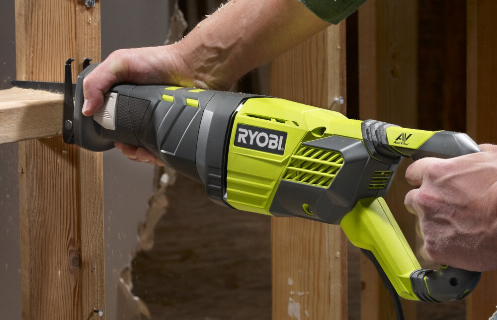 Piła szablasta RYOBI RRS1200-K funkcjonalna niesamowita szybkość i wydajność pracy silnik mocny wydajny moc 1200 W prędkość do 3000 obr/min długość skoku 30 mm