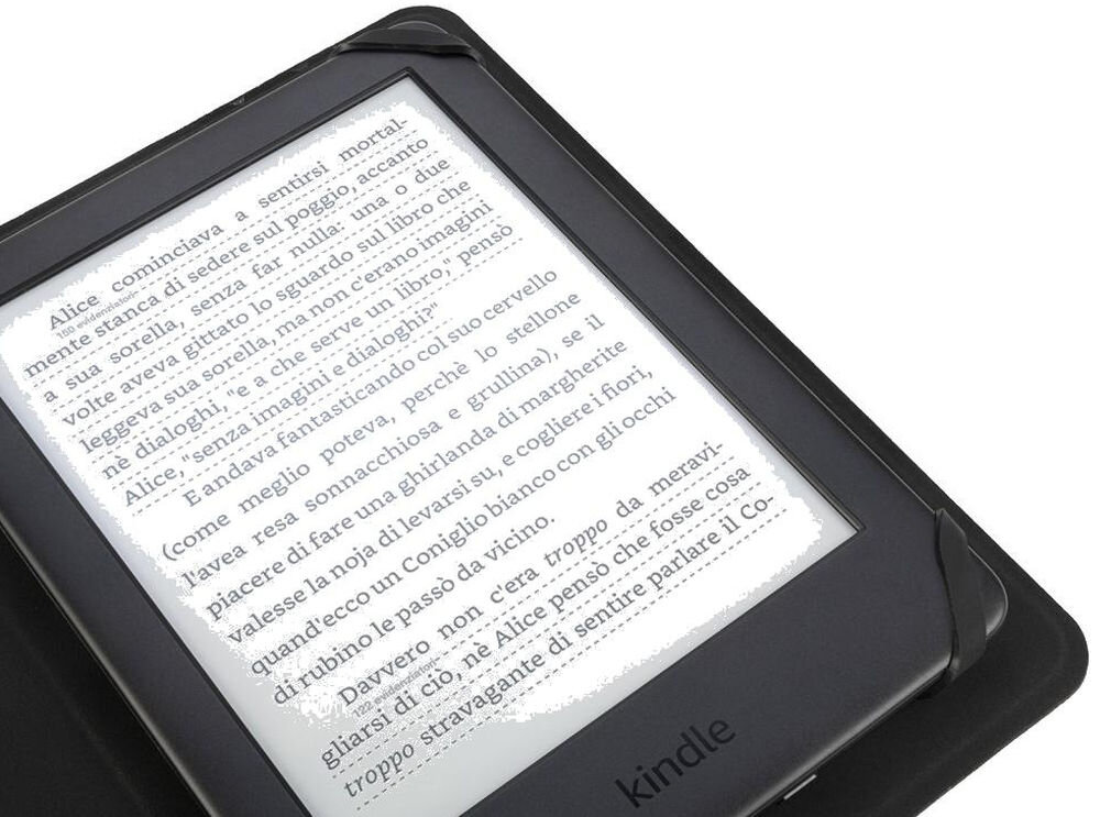 Na zdjęciu widoczny jest czytnik Kindle w czarnym etui, z wyświetlonym tekstem w języku włoskim. Etui ma prosty design i zabezpiecza rogi urządzenia.