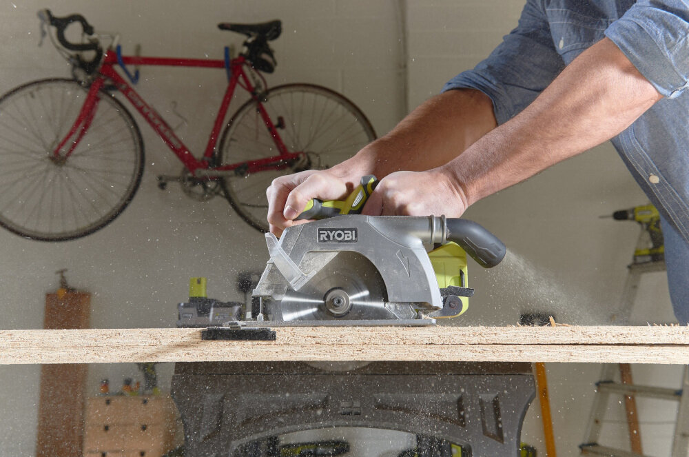 Pilarka tarczowa RYOBI R18CS-0 zgodna z rygorystycznymi zasadami ergonomii beznarzędziowa regulacja głębokości cięcia