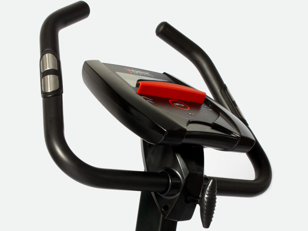 Rower magnetyczny YORK FITNESS C420 z sensorami dotykowymi do pomiaru tętna i programem sterowanym częstością serca Kierownica roweru treningowego York C420 z konsolą. Widoczne są czujniki pulsu umieszczone na uchwytach oraz pokrętło do regulacji kąta pochylenia konsoli.