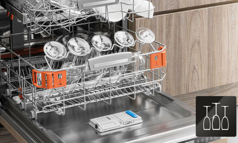 Zmywarka HOTPOINT ARISTON HSIO 3O35 WFE - Dbaj o blask szklanych kieliszków