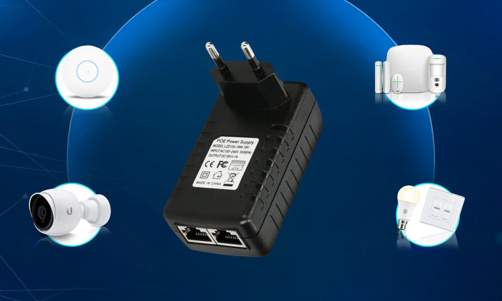 Zasilacz EXTRALINK 12 V EX.14954 12 W Extralink 12 V 1A 12 W dwa porty RJ45 urządzenia zasilanego switchem lub routerem za pomocą patchcordu dogniazdową - zasialcz na niebieskim tle, w okół urządzenia