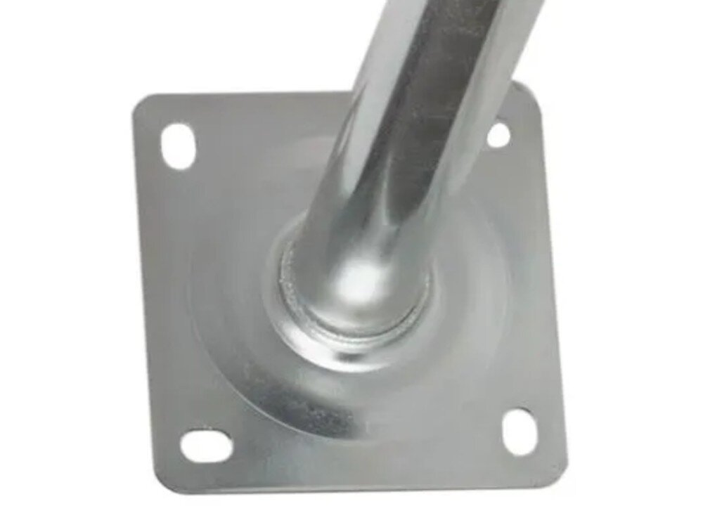 Uchwyt do anteny EXTRALINK P600 Zbliżenie na kwadratową podstawę metalowego elementu z widocznymi otworami na śruby montażowe i miejscem łączenia z rurą