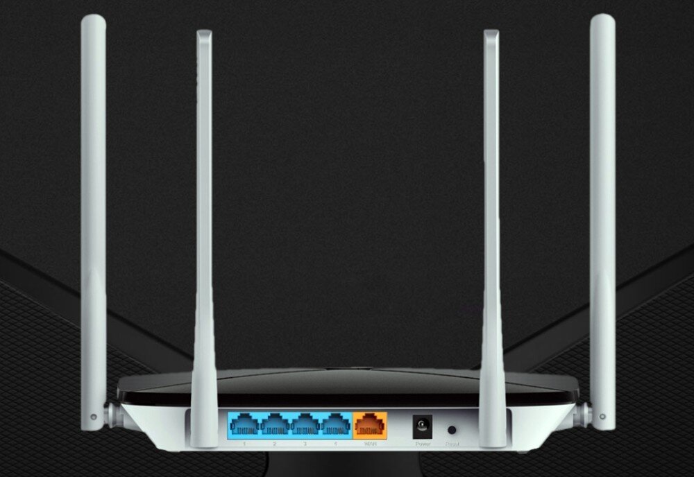 Router MERCUSYS AC12 Widok tylnego panelu routera, ukazujący port WAN (oznaczony na żółto), trzy porty LAN (oznaczone na niebiesko), gniazdo zasilania oraz przycisk reset, złącza, gniazda, rozwiązania