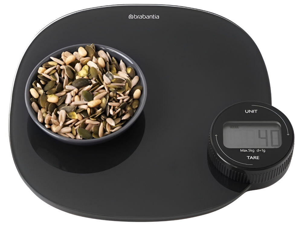 Waga kuchenna BRABANTIA Tasty+ 122880 Ciemnoszary ciemna waga wyświetlacz pokrętło ważone składniki w miseczce czytelny wyświetlacz LCD szybki i bezproblemowy odczyt pomiarów funkcja tary dodawanie kolejnych składników przełączanie jednostek między gramami a uncjami maksymalne obciążenie 5 kg lub 5000 ml większe ilości produktów 