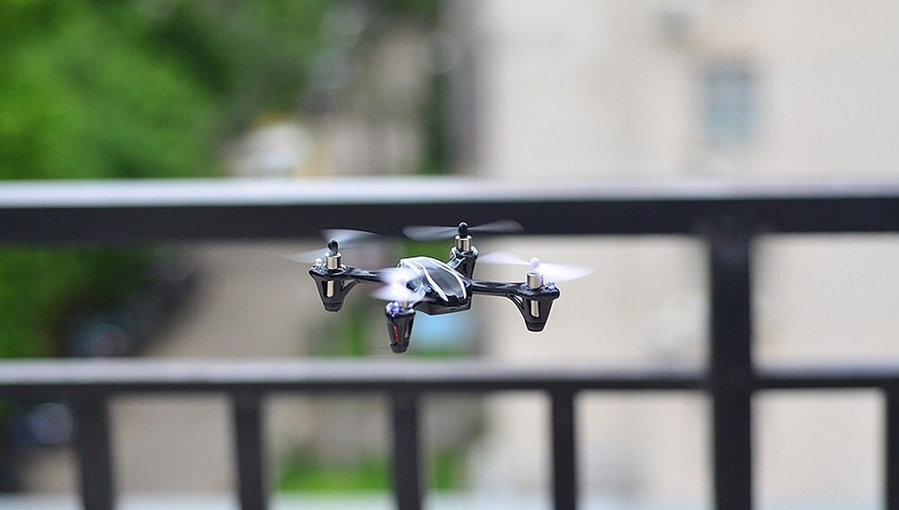 Dron Hubsan X4 H107L stabilizacja wiatr