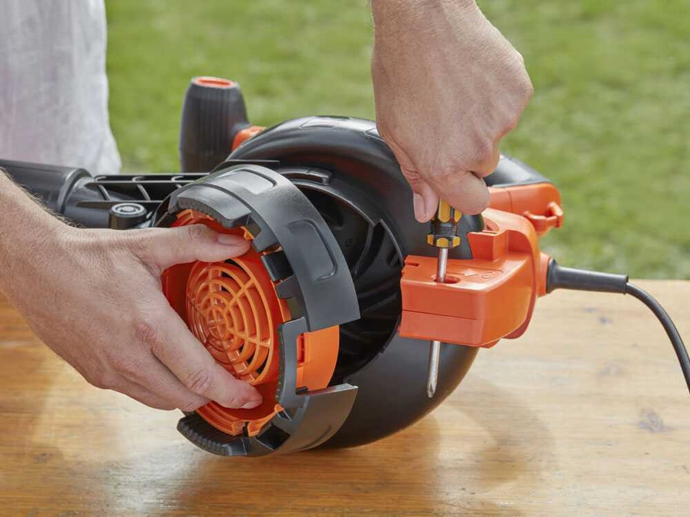 Odkurzacz do liści BLACK&DECKER BEBLV301 silnik szczotkowy moc 3000 W dlugotrwala praca wysoka wydajnosc idealnie zbalansowany stala moc poziom halasu 102,5 dB