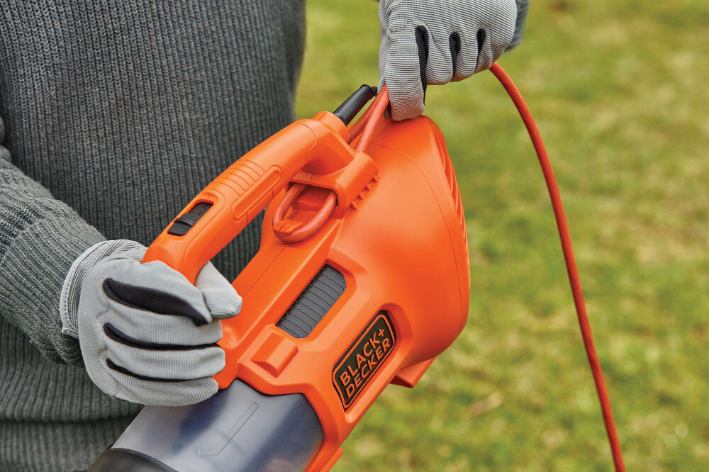 Dmuchawa do liści BLACK&DECKER BEBL185-QS zintegrowany hak na przedluzacz funkcjonalny dodatek latwosc bezpieczenstwo