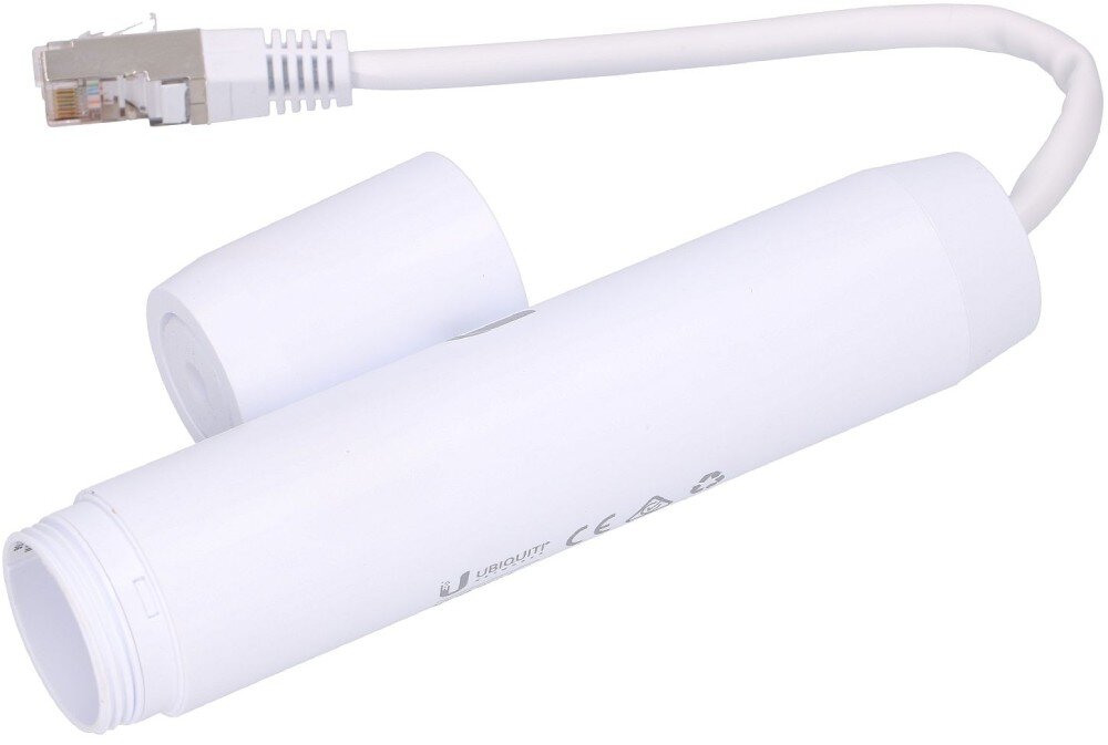 Konwerter UBIQUITI INS-3AF-O-G Widok na gniazdo 'PoE In' wewnątrz otwartej obudowy urządzenia oraz leżącą obok nakrętkę z uszczelnieniem