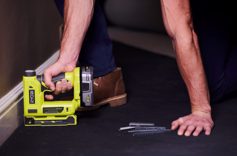 Zszywacz RYOBI R18ST50-0 ogumowana rękojeść ergonomiczny kształt w zestawie instrukcja obsługi w języku polskim