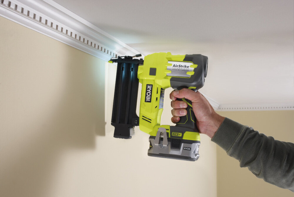 Sztyfciarka RYOBI R18N18G-120S technologia Grip-Light oświetlenia LED hak z klamrą