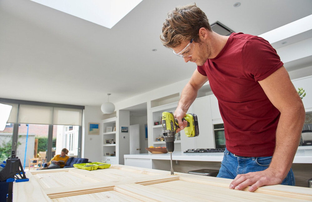 Wiertarko-wkrętarka RYOBI R18PD3-242S solidny uchwyt kompaktowa ergonomiczna konstrukcja do użytkowania w profesjonalnych warsztatach w warunkach domowych ogumowana rękojeść wbudowana lampka LED