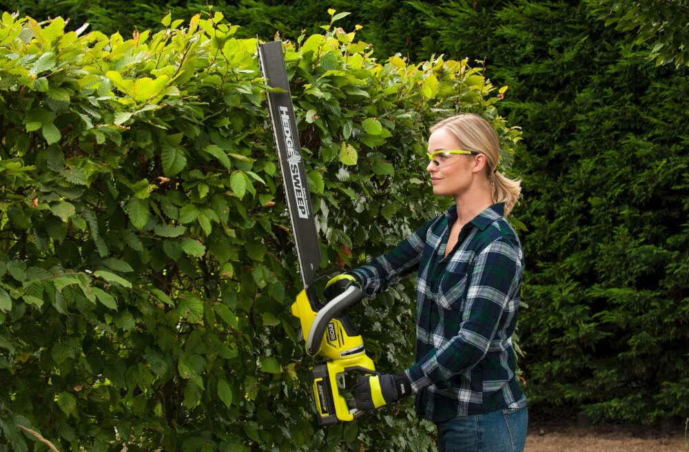 Nożyce do żywopłotu RYOBI RHT36B61R akumulatorowe akumulator Li-Ion napięcie 36 V maksymalna prędkość obrotowa 1600 obr/min cicha praca 96 dB pełna swoboda manewrowania w zestawie brak akumulatora i ładowarki