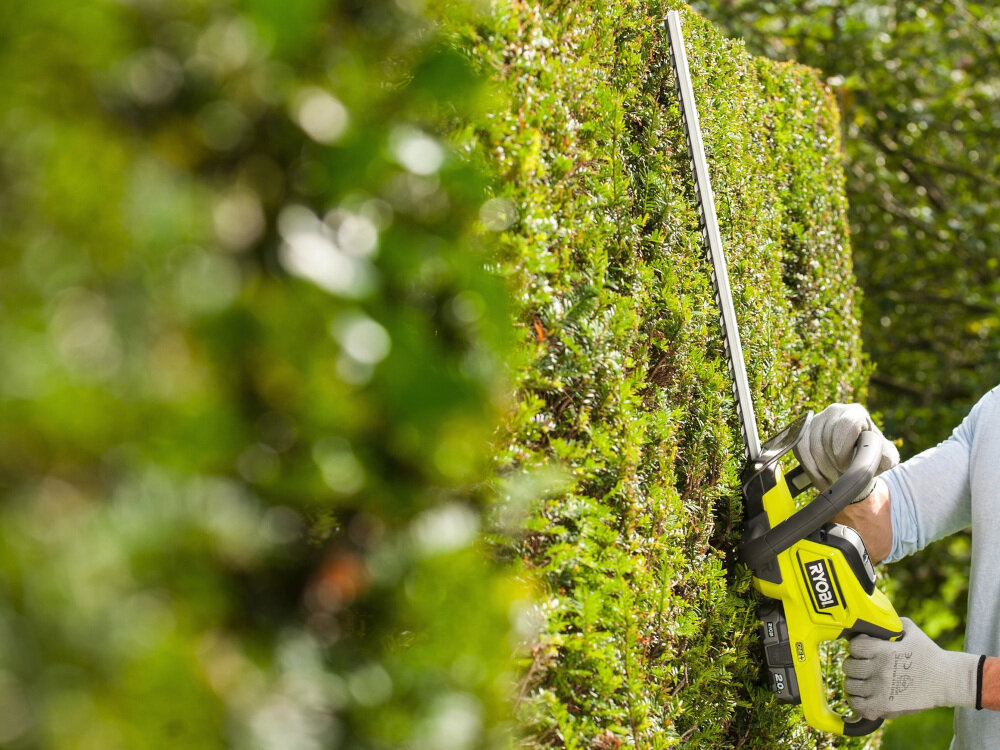 Nożyce do żywopłotu RYOBI RHT184520 akumulatorowe łatwe użytkowanie niewielka waga 2,5 kg do przycinania krzewów formowania żywopłotów miękka powłoka rękojeści