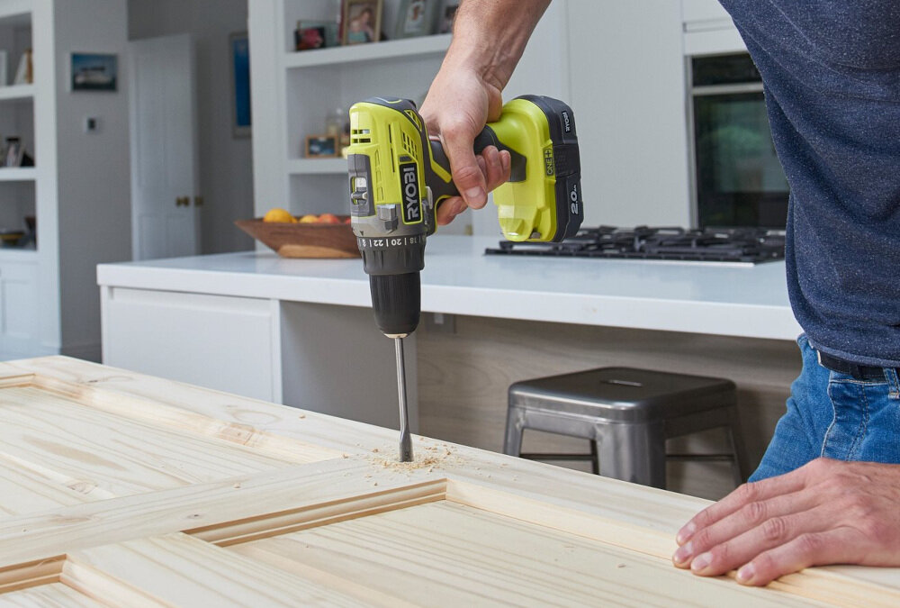 Wiertarko-wkrętarka RYOBI R18DD2-220S elektronarzędzie ze świetnymi parametrami technicznymi solidne niezawodne do pracy w drewnie i stali wkręcanie i wykręcanie wkrętów niewielka masa 1,4 kg z akumulatorem poziom mocy akustycznej 99 dB