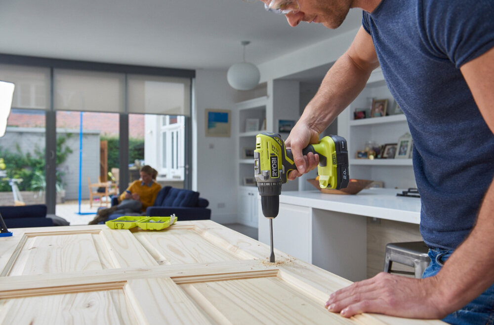 Wiertarko-wkrętarka RYOBI R18DD2-220S solidny uchwyt kompaktowa ergonomiczna konstrukcja do użytkowania w profesjonalnych warsztatach w warunkach domowych ogumowana rękojeść wbudowana lampka LED