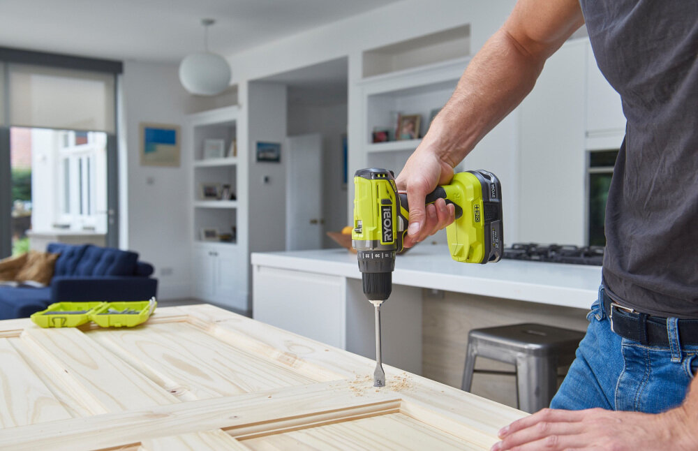 Wiertarko-wkrętarka RYOBI R18PD2-0 elektronarzędzie ze świetnymi parametrami technicznymi solidne i niezawodne do pracy w drewnie metalu i murze funkcja udaru niewielka masa 1 kg poziom mocy akustycznej 99 dB