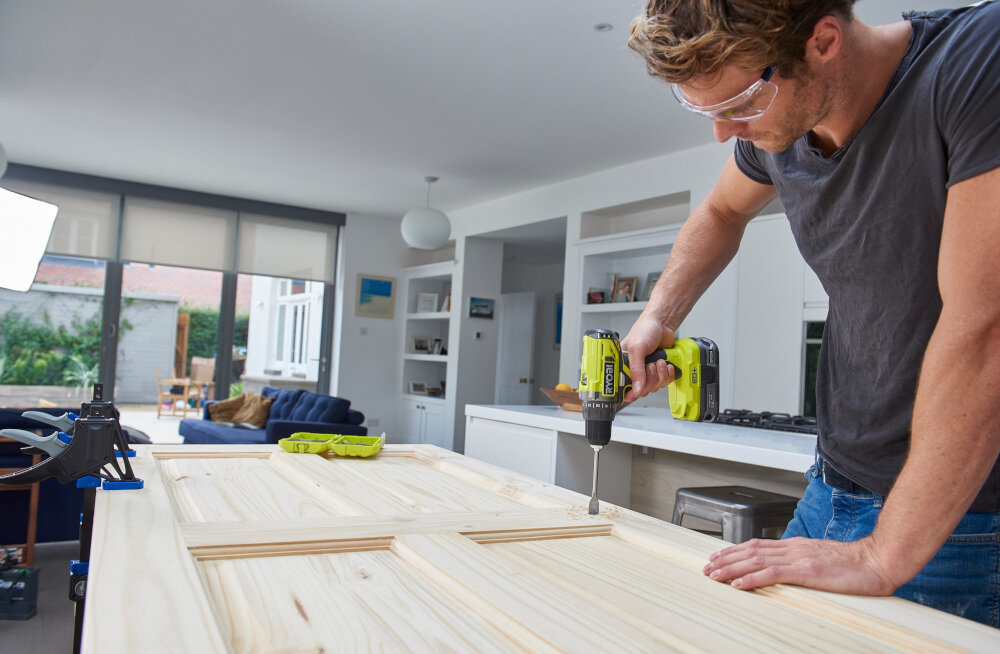 Wiertarko-wkrętarka RYOBI R18PD2-0 solidny uchwyt ogumowana rękojeść kompaktowa konstrukcja do użytkowania w profesjonalnych warsztatach w warunkach domowych wbudowana lampka LED