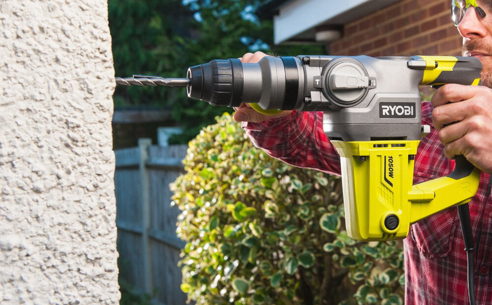 Młotowiertarka RYOBI RSDS1050-K silnik o mocy 1050 W waga 7 kg maksymalna prędkość obrotowa do 950 obr/min