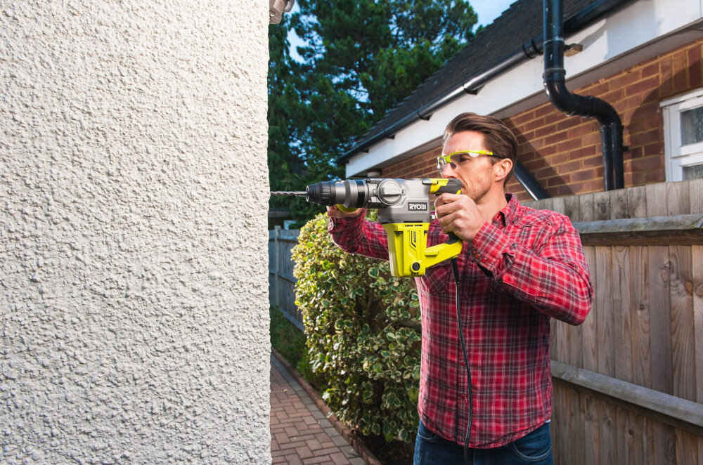 Młotowiertarka RYOBI RSDS1050-K elementy konstrukcji z metalu odpornego na nagrzewanie i uszkodzenia wynikające z wibracji uchwyt i obudowa pokryte tworzywem sztucznym konstrukcja w kształcie litery L typ SDS+ wydajne urządzenie