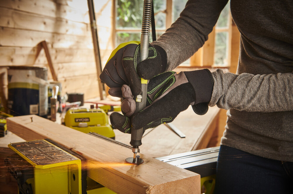 Multiszlifierka RYOBI R18RT-0 obudowa rączka multiszlifierki pokryte tworzywem sztucznym korpus w kolorze zielonym uchwyt antypoślizgowy czarny stabilny chwyt niewielka masa 1,7 kg poziom mocy akustycznej 95 dB