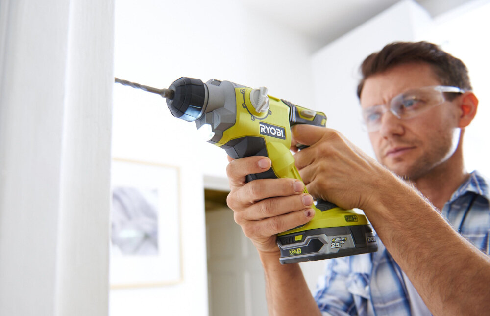 Młotowiertarka RYOBI R18SDS-125S silnik elektryczny akumulator o napięciu 18 V waga 1,7 kg praca jedną ręką maksymalna prędkość obrotowa do 1300 obr/min