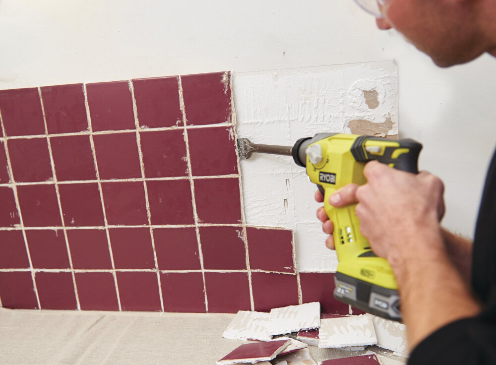 Młotowiertarka RYOBI R18SDS-125S elementy konstrukcji z metalu odpornego na nagrzewanie i uszkodzenia wynikające z wibracji uchwyt i obudowa pokryte tworzywem sztucznym uchwyt z właściwościami antypoślizgowymi typ SDS+ wydajne urządzenie