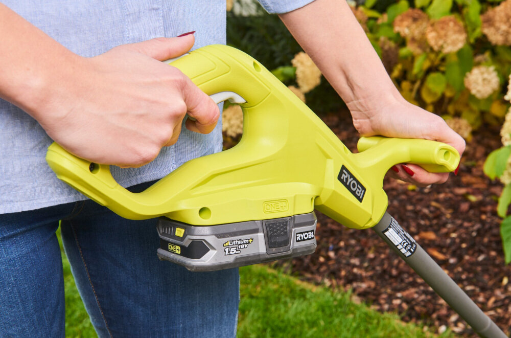 Podkaszarka akumulatorowa RYOBI RLT1825M20S podwójny uchwyt ergonomiczna forma funkcja EasyEdge