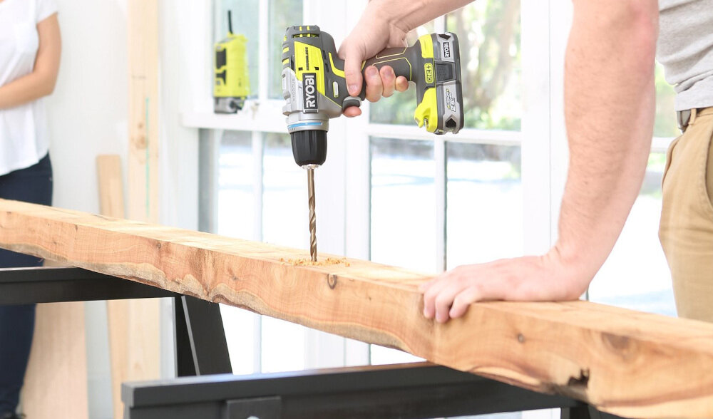 Wiertarko-wkrętarka RYOBI R18PDBL-252S system e-Torque umożliwia automatyczne wkręcanie wkrętów na równi z powierzchnią wbudowana lampka LED