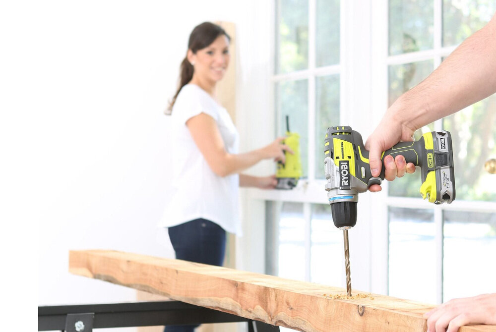 Wiertarko-wkrętarka RYOBI R18PDBL-252S solidny uchwyt kompaktowa ergonomiczna konstrukcja do użytkowania w profesjonalnych warsztatach w warunkach domowych ogumowana rękojeść