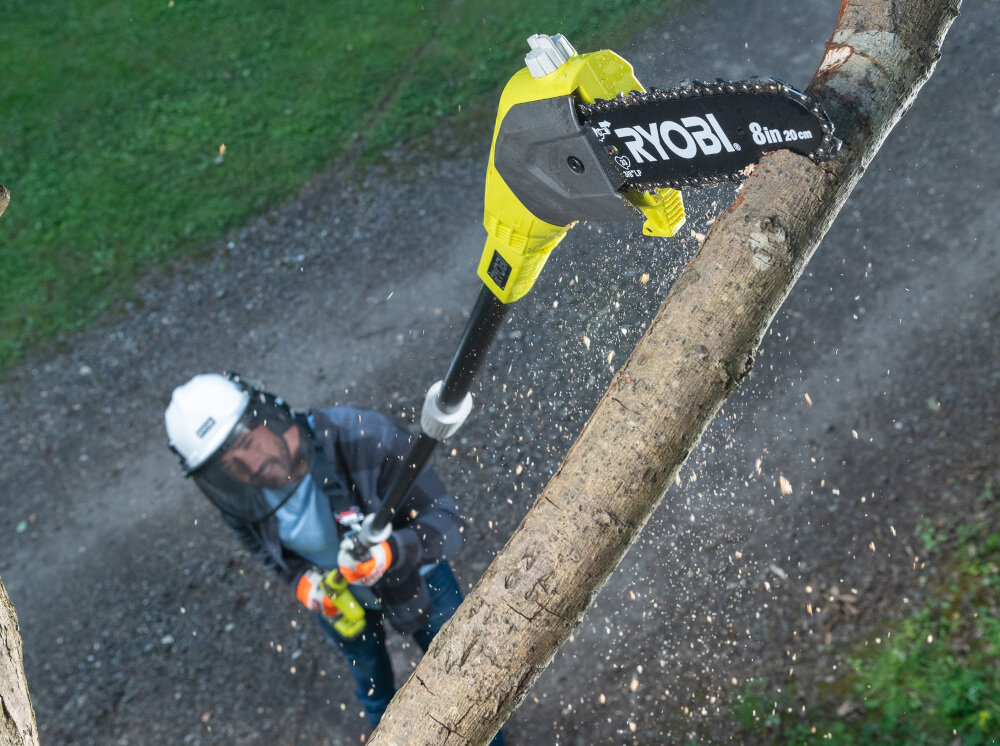 Piła akumulatorowa RYOBI RPP1820-15S niesamowita szybkość wydajność pracy prędkość łańcucha 5,5 m/s długość prowadnicy 20 cm akumulator pojemność 1,5 Ah poziom głośności akustycznej 84,9 dB