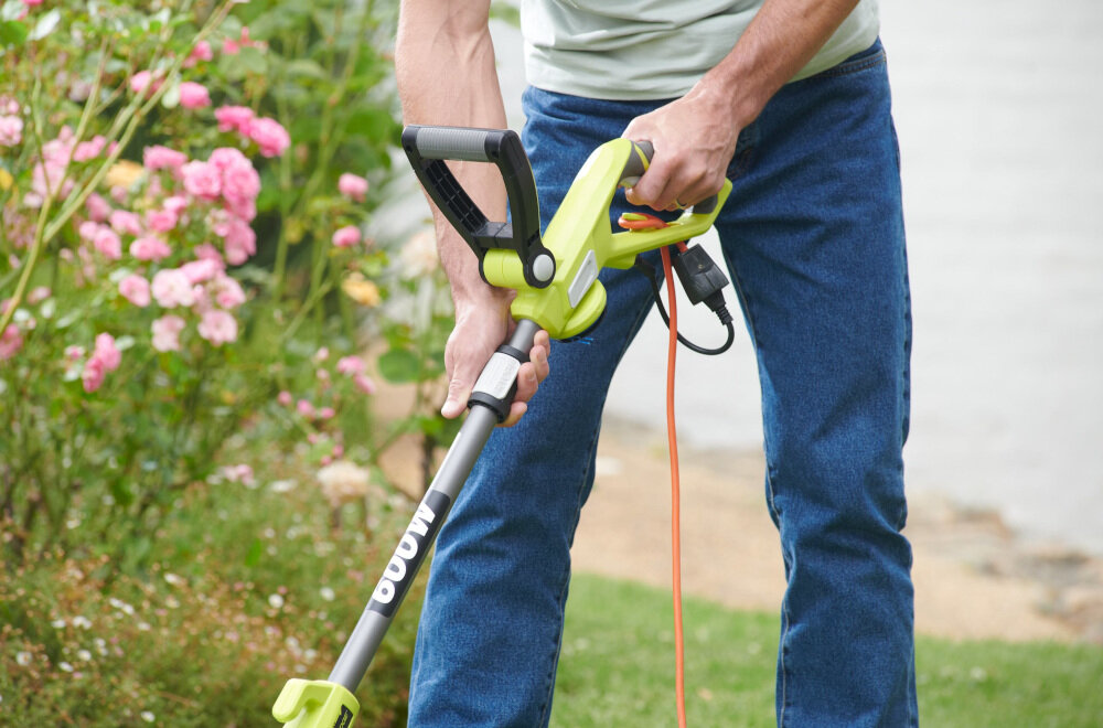 Podkaszarka elektryczna RYOBI RLT6130 wygodny ergonomiczny uchwyt regulowany teleskopowy drążek