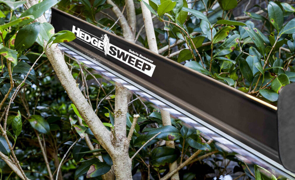 Nożyce do żywopłotu RYOBI RHT1850H25HS system Anti-jam zapobiega zakleszczeniu sie ostrzy podczas ciecia bezpieczna praca nasadka Hedge Sweep zgarnia urobek w trakcie pracy
