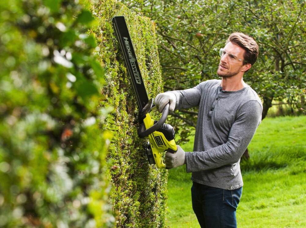 Nożyce do żywopłotu RYOBI RHT1850H25HS prosty intuicyjny projekt ergonomiczny design miekki uchwyt wibracje do 2,5 m/s2