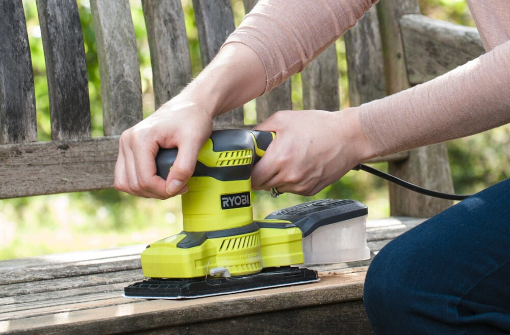 Szlifierka oscylacyjna RYOBI RSS280-S obudowa pokryta tworzywem sztucznym o właściwościach antypoślizgowych arkusze ścierne w rozmiarze 93x185 mm prostokątna podstawa o wymiarze 1,3 arkusza przylepiec idealna do szlifowania krawędzi i większych powierzchni