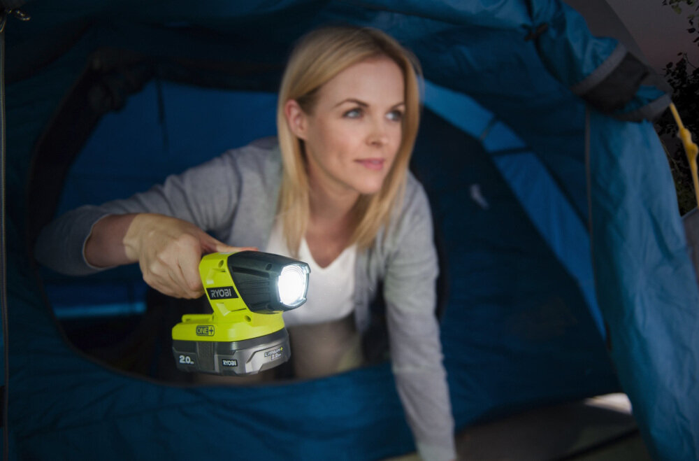 Latarka RYOBI R18T-0 diody LED emitują jasne białe światło o wartości 5300 K bardzo trwałe wskaźnik dodawania barw 67