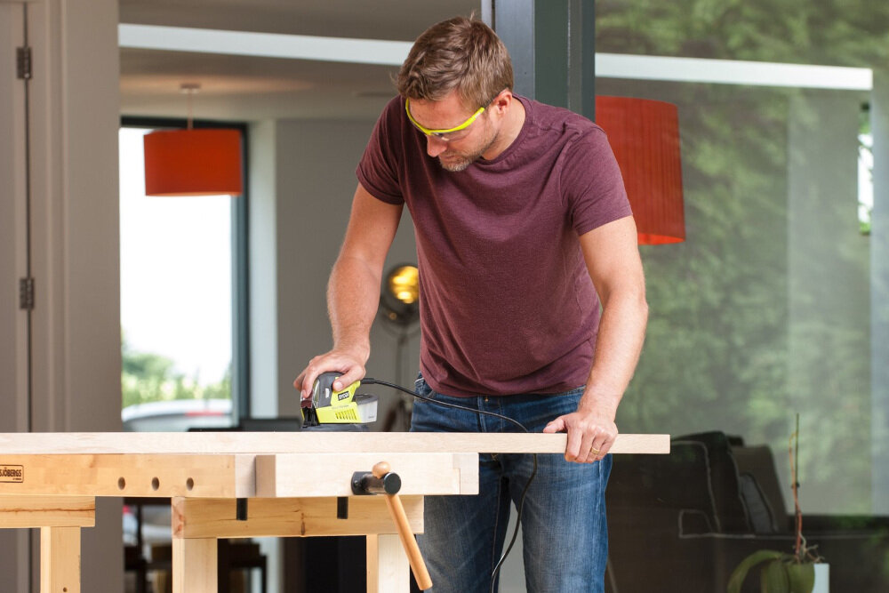 Szlifierka oscylacyjna RYOBI RPS100-S ruchy oscylacyjne w zakresie 1,6 mm kompaktowe wymiary waga 1 kg poziom mocy akustycznej 82 dB