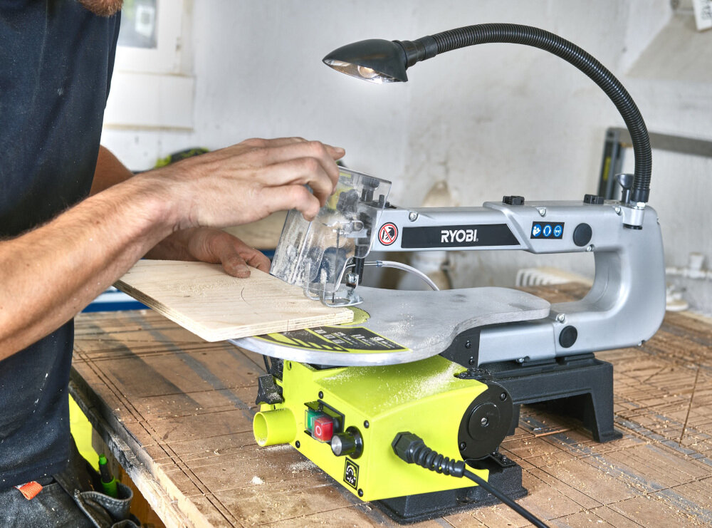 Wyrzynarka RYOBI RSW1240G komfort szeroki zakres zastosowań trwała poręczna do użytku domowego w warsztacie bezkluczykowa wymiana brzeszczotu brzeszczoty zwykłe i mocowane za pomocą bolca
