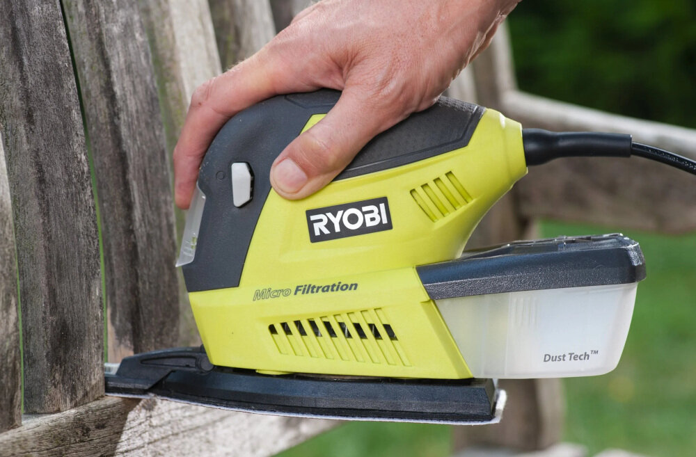 Szlifierka oscylacyjna RYOBI RMS170-G obudowa pokryta tworzywem sztucznym o właściwościach antypoślizgowych arkusze ścierne w rozmiarze 100x176 mm trójkątna podstawa przylepiec szlifowanie w kątach i trudno dostępnych miejscach