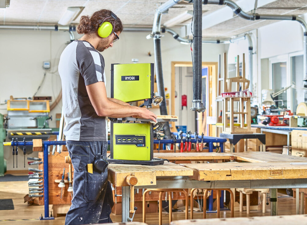 Pilarka RYOBI RBS904 kompletny sprzęt ząbkowany system prowadzenia i regulacji brzeszczotu precyzyjna praca 36 miesięcy gwarancji z wysokiej jakości komponentów waga 19,6 kg czarno-zielona obudowa w wyposażeniu popychacz klucze imbusowe taśma tnąca prowadnica do cięć pod kątem