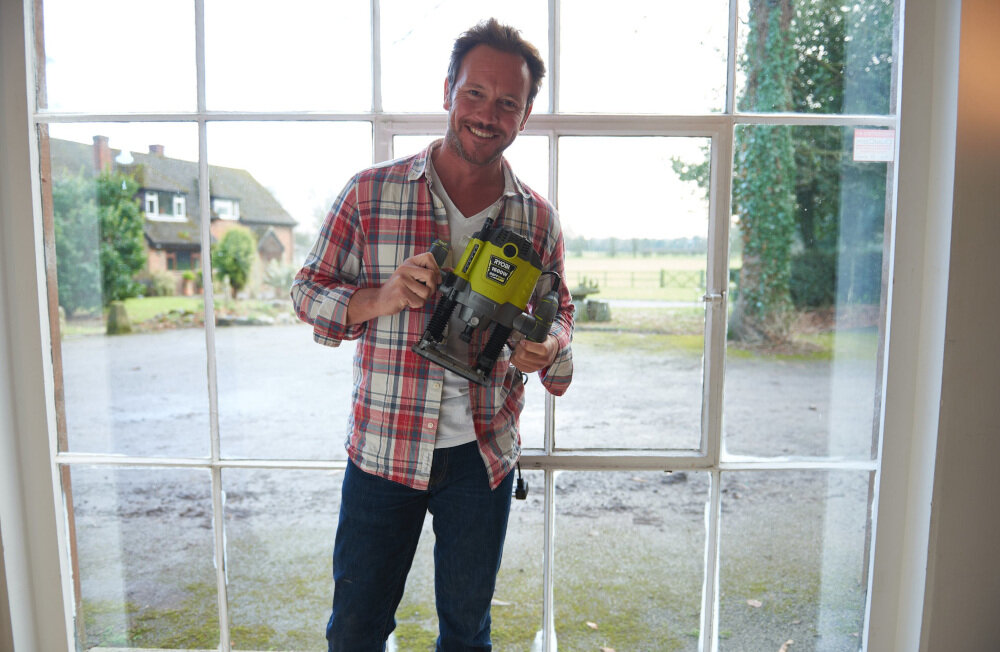 Frezarka RYOBI RRT1600P-K silnik o mocy 1600 W maksymalna prędkość obrotowa od 10000 do 26000 obr/min wbudowany odrzutnik wiórów