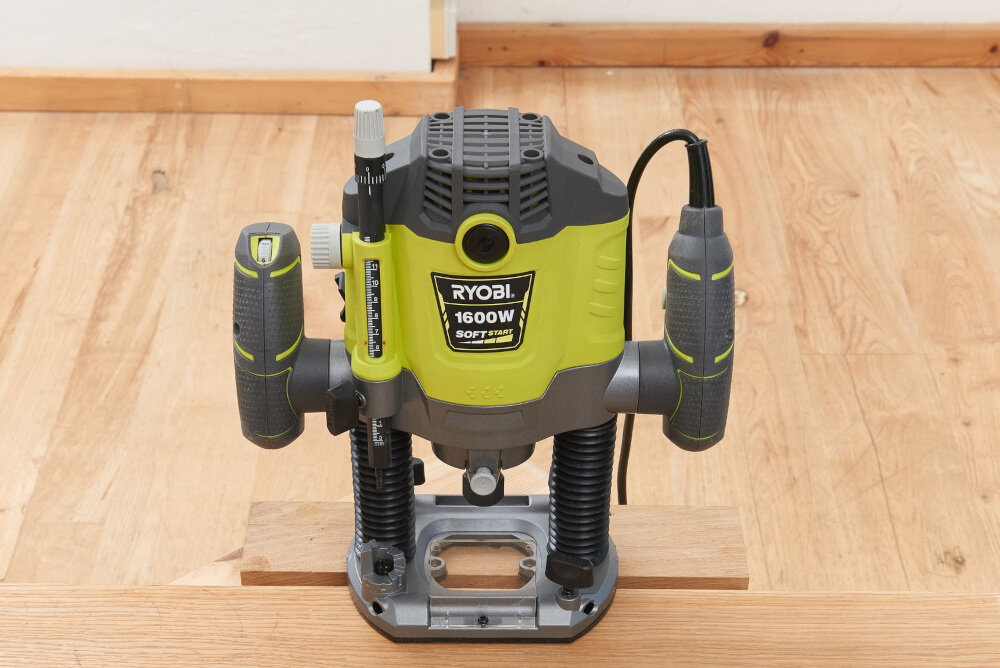 Frezarka RYOBI RRT1600P-K aluminiowa stopa większa stabilność urządzenia dokładność pracy łagodny rozruch