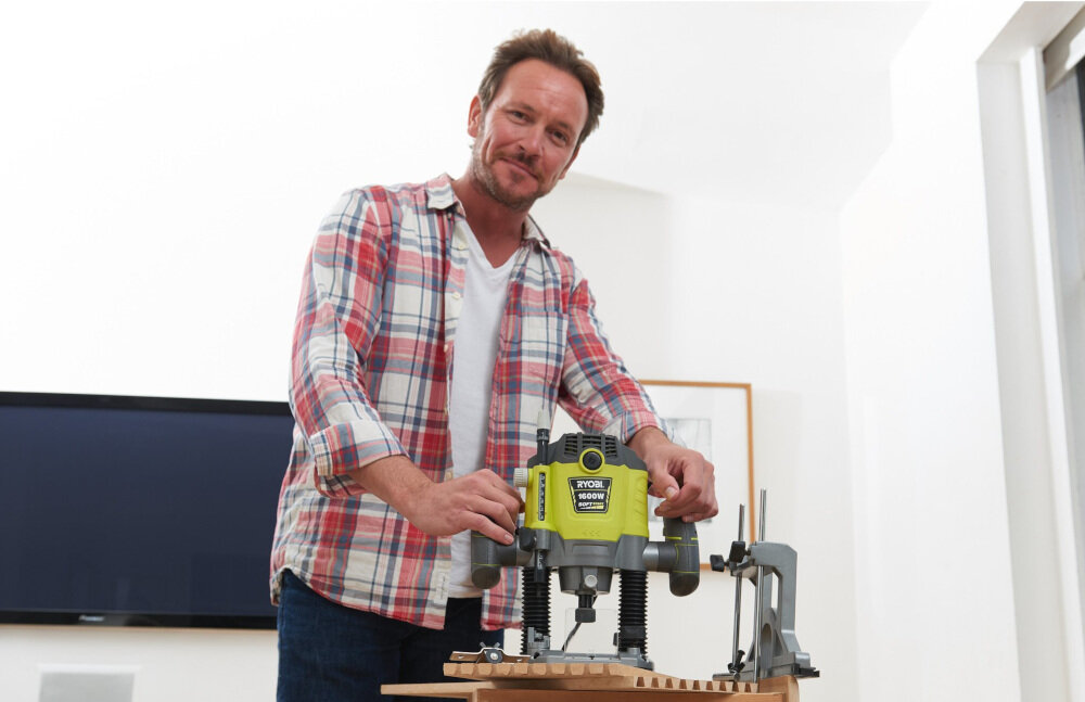 Frezarka RYOBI RRT1600P-K przyłącze do odsysania pyłu ergonomiczne wzornictwo z komfortową rękojeścią