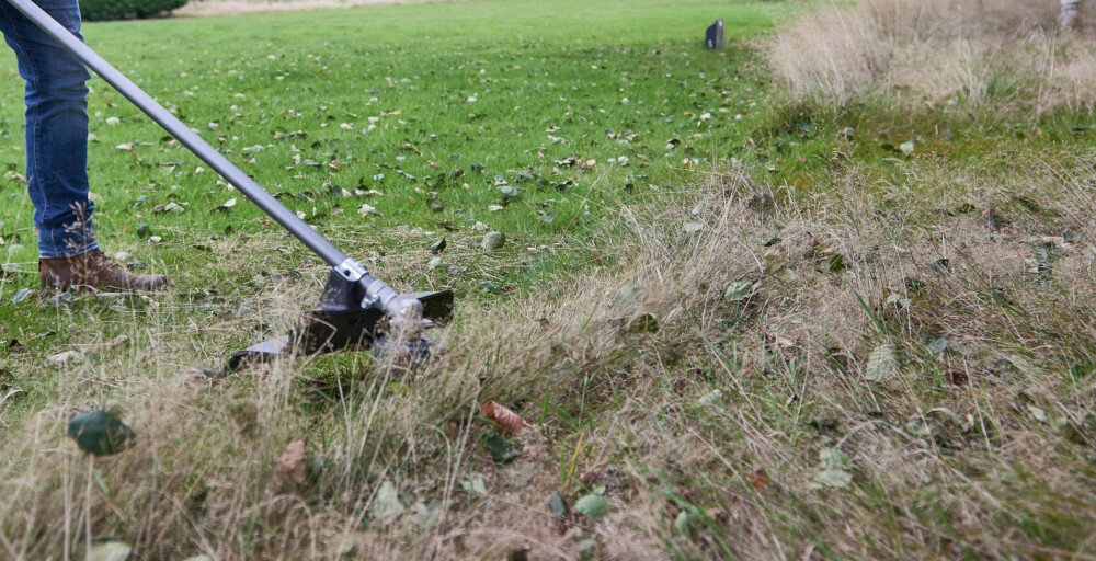 Kosa spalinowa RYOBI RBC31SBO dwie formy tnące żyłaka tnącca tarcza tnąca Tri-Arc+ głowica do przycinania trawy Reel-Easy z innowacyjnym systemem szybkiego uzupełniania żyłki Thread and Load szerokość robocza żyłki do 46 cm szerokość robocza tarczy do 26 cm długa żywotność niezawodność wydajność